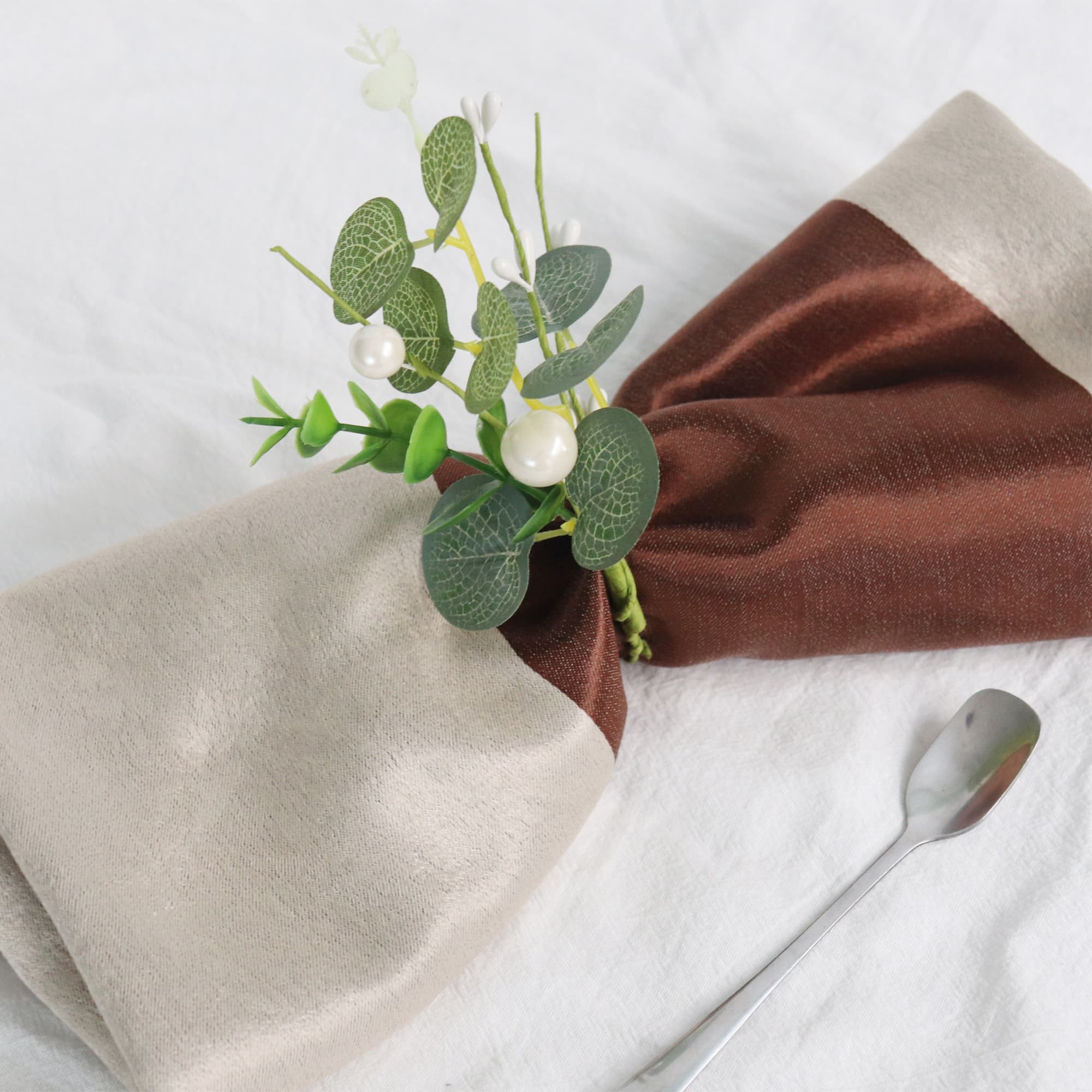 ReignSword Napkin Rings Set of 12, Eucalyptus Leaf Napkin Rings for Dining Table Decoration, Flower Napkins Rings Holder with Pearl for Farmhouse, Wedding Banquet Family Spring Banquet - 4