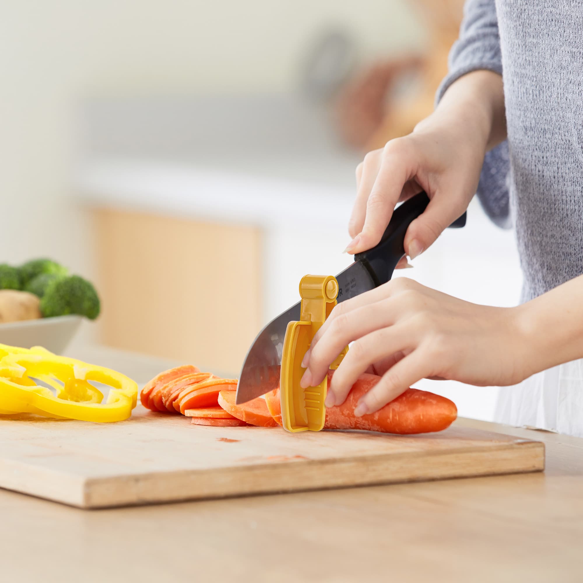 JANKOW 1Pcs Finger Guard Cutting Slice Vegetables, Fruits Hand Protector, Kitchen Tool, Slicer, Grater Food Safety Holder for Chopping Grating (Yellow) - 5