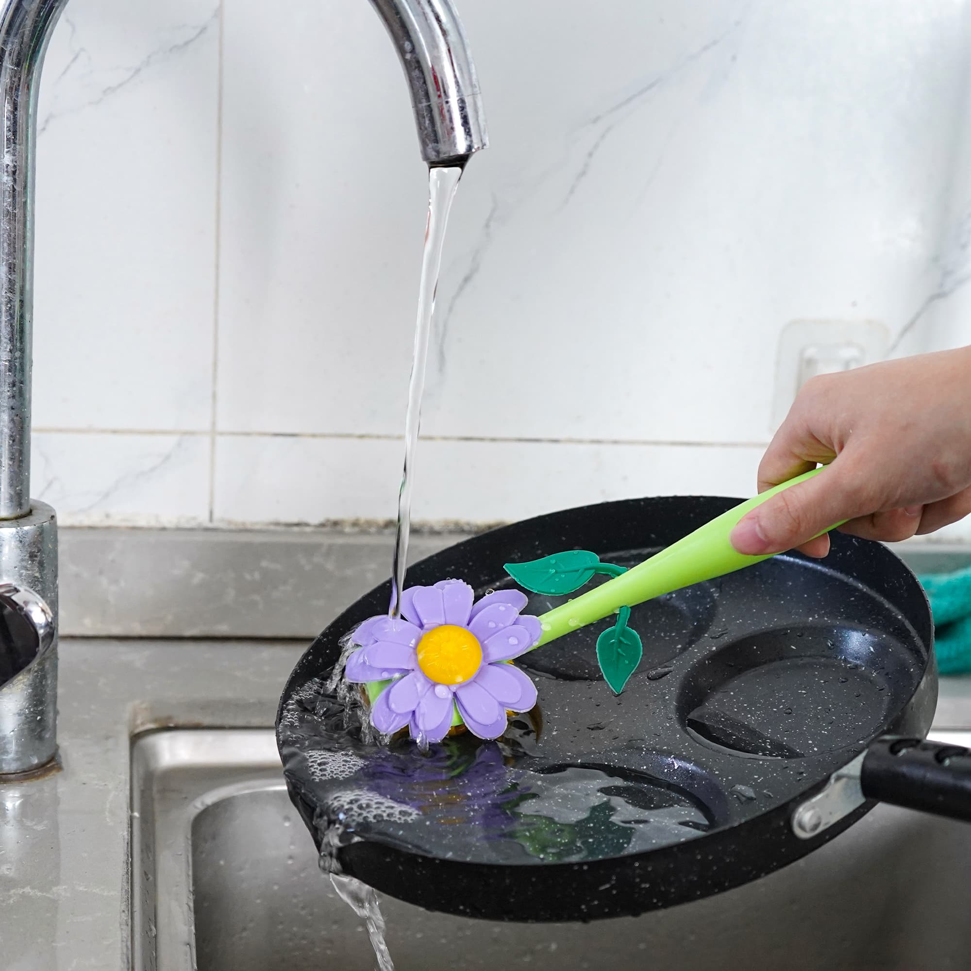JANKOW Long Handle Vegetable And Fruit Brush, Florganic Dish Brush with Vase, Long Handle Dish Brush Kitchen, for Cleaning Pot Pan Sink Kitchen Supplies Decorative Vase (2 Pcs) (Green/Blue) - 6