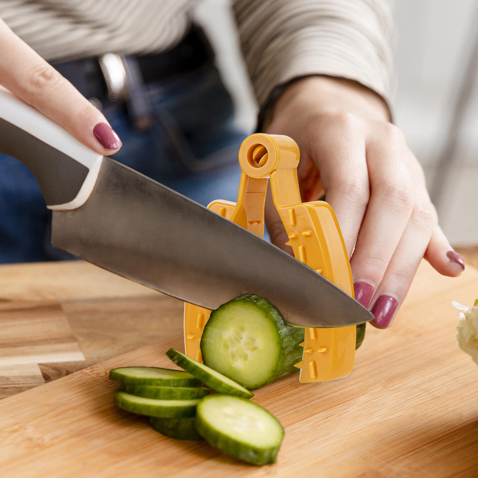 JANKOW 1Pcs Finger Guard Cutting Slice Vegetables, Fruits Hand Protector, Kitchen Tool, Slicer, Grater Food Safety Holder for Chopping Grating (Yellow) - 4